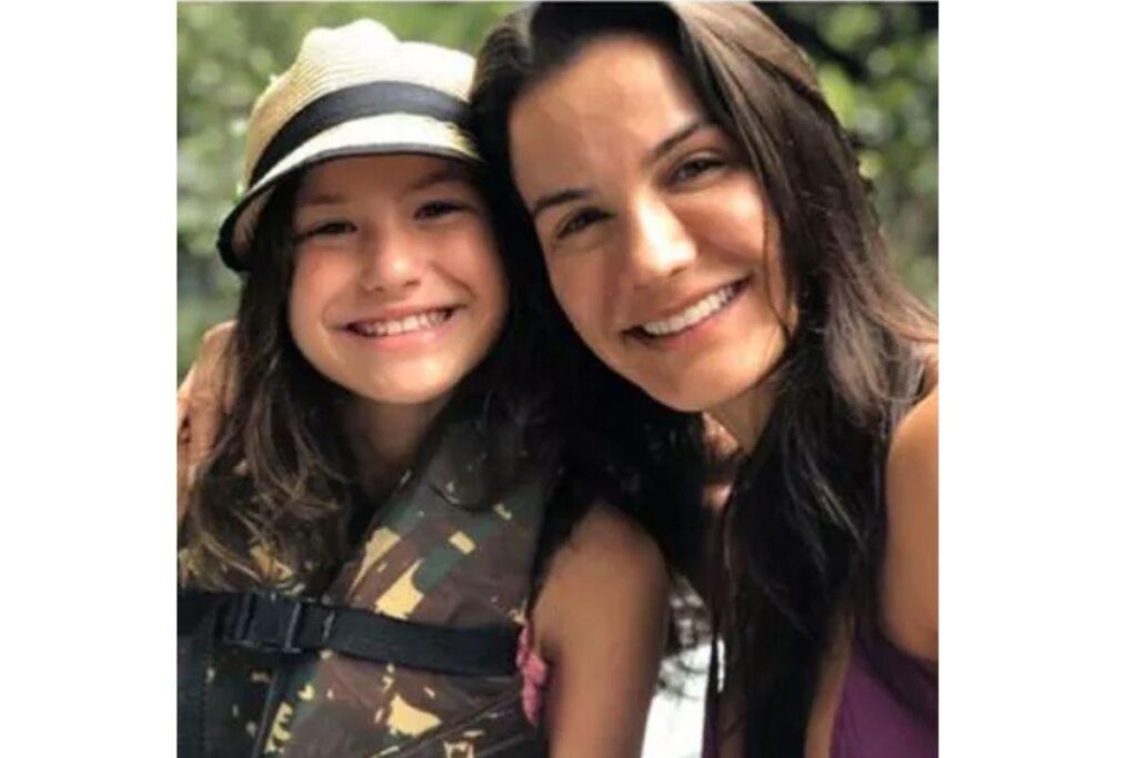 Kyra mostra a barriga de 40 semanas