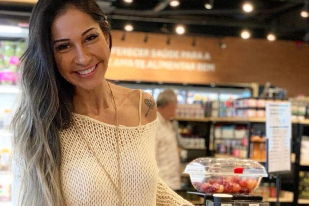 Mayra Cardi pratica exercícios com filha Sophia.