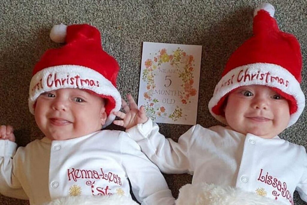 As gêmeas nasceram com Covid-19