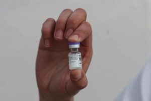 A enfermeira foi a primeira pessoa da região a ser imunizada