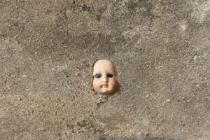 A mulher tomou um susto quando viu a boneca