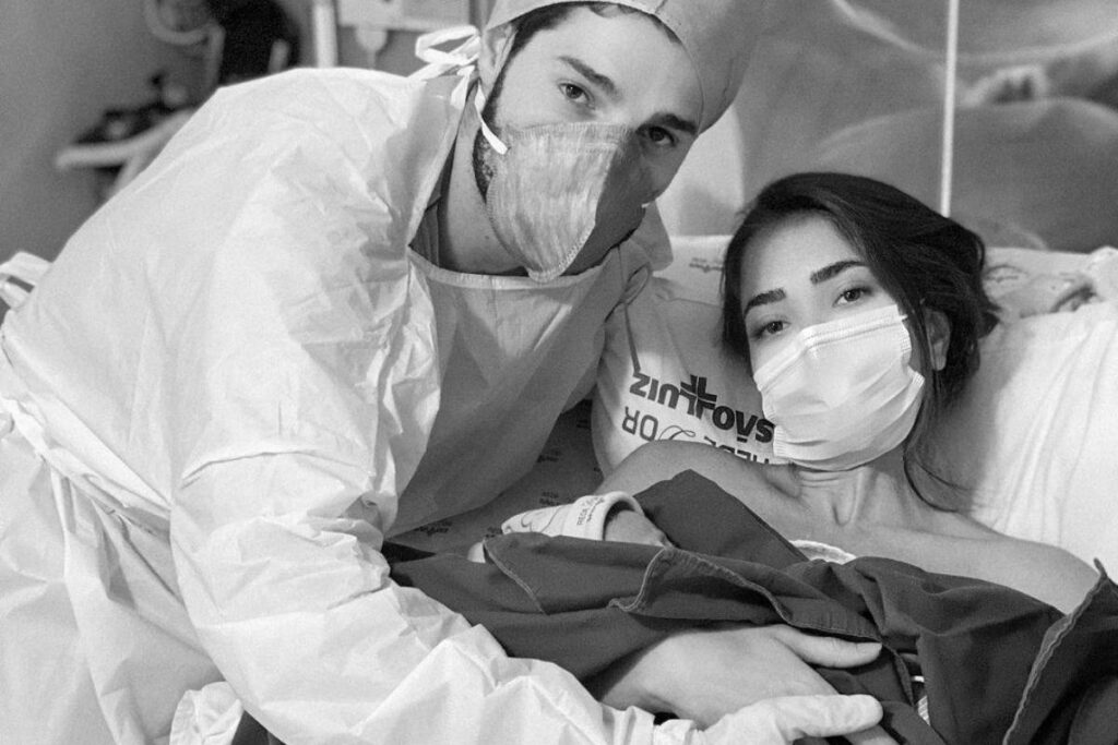 Ele viu a Raika em ligação de vídeo com a mãe