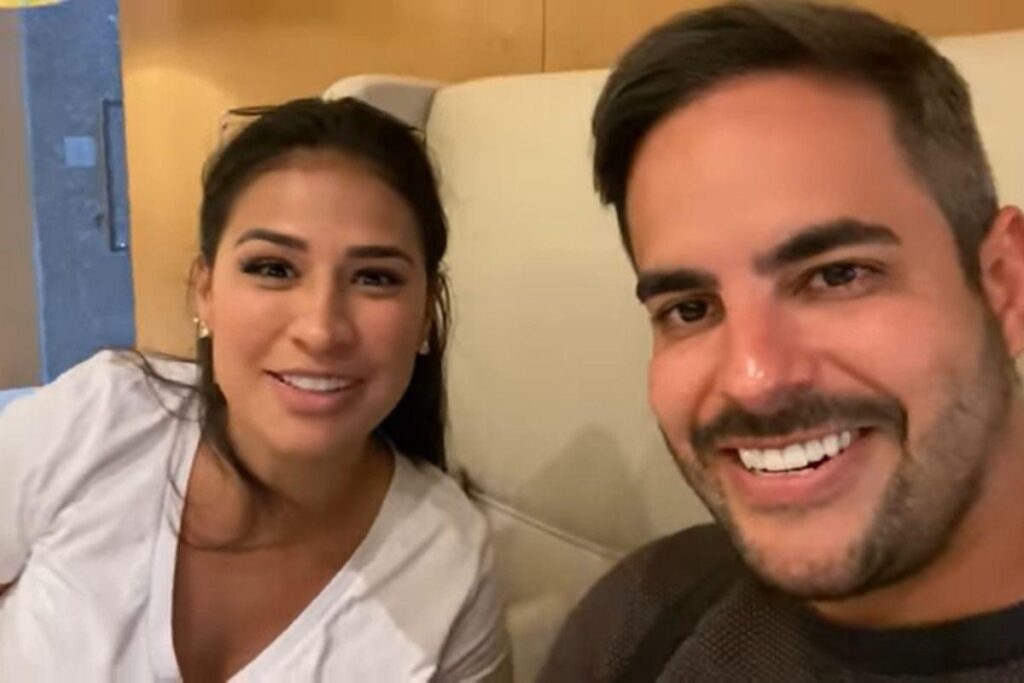 O casal contou detalhes do início do namoro