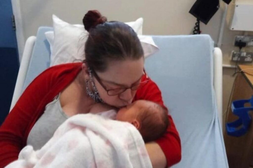 A mulher procurou o hospital depois de sentir um chute no estômago