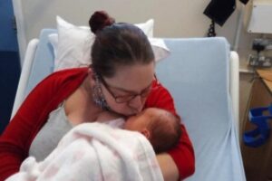 A mulher procurou o hospital depois de sentir um chute no estômago