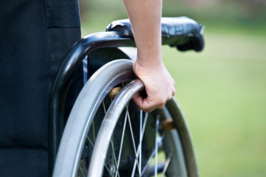 A menina está com 12 anos e passou 8 usando a cadeira de rodas