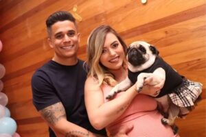 Lauren está grávida de 9 meses