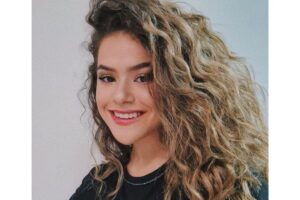 Ela comentou que vai sair da casa dos pais em breve