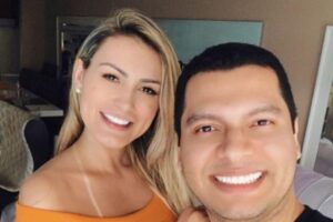 Andressa Urach mostra teste de gravidez negativo