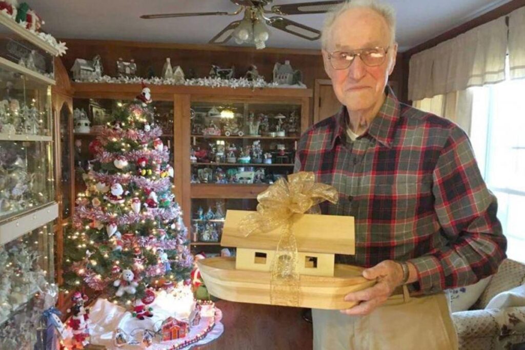 Ed conta com a ajuda de policiais para distribuir os presentes