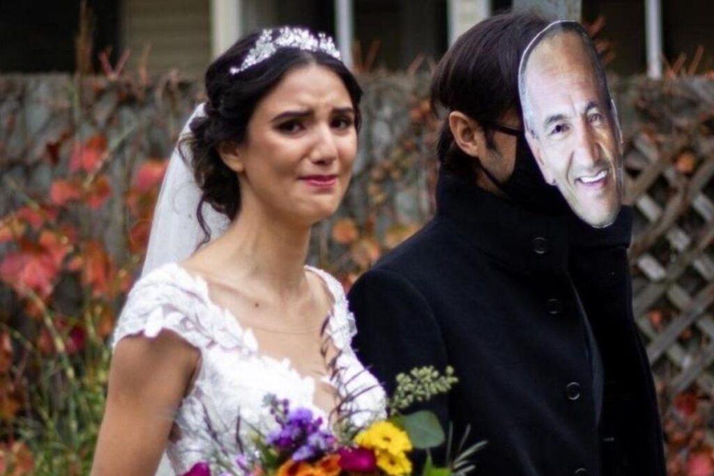 A jovem de 27 anos encontrou na máscara uma solução para a distância