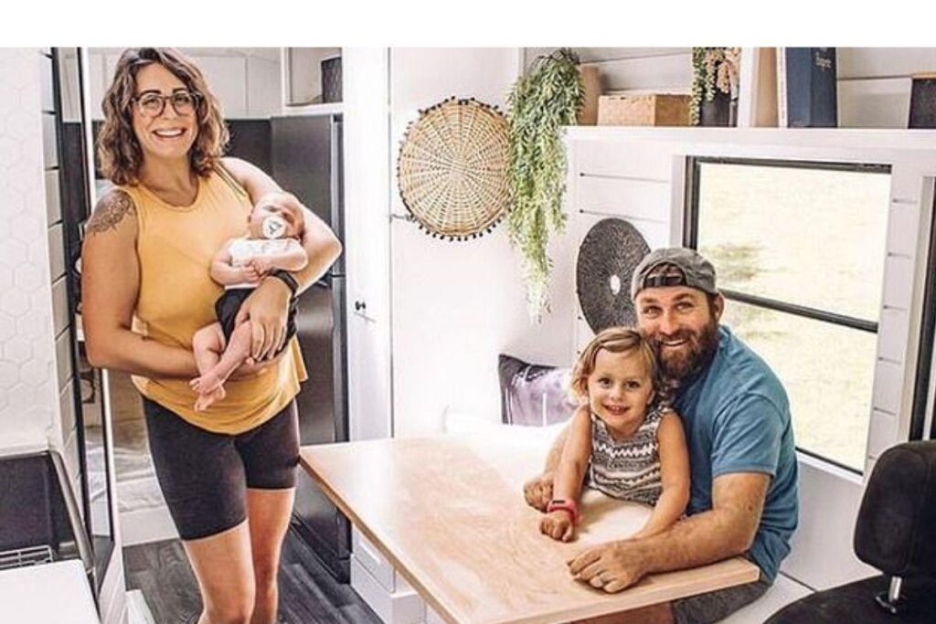 A família mora em um ônibus escolar