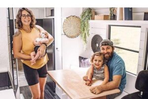 A família mora em um ônibus escolar