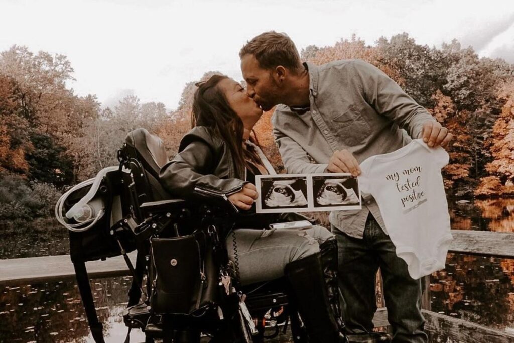 Em um ensaio surpresa, ela contou a novidade ao marido