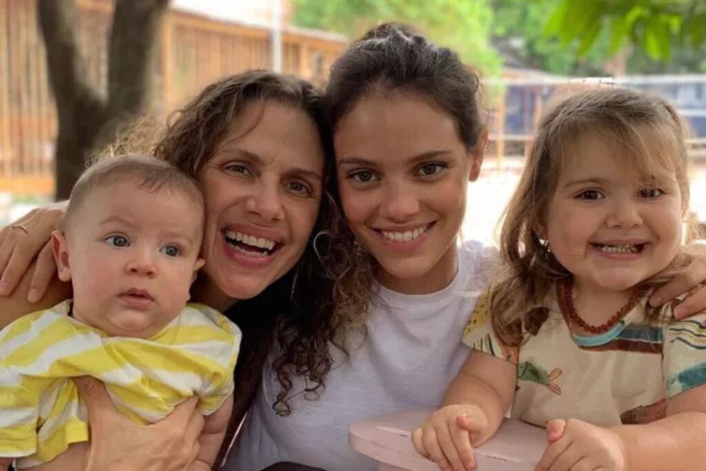 Laura Neiva , filha e irmã