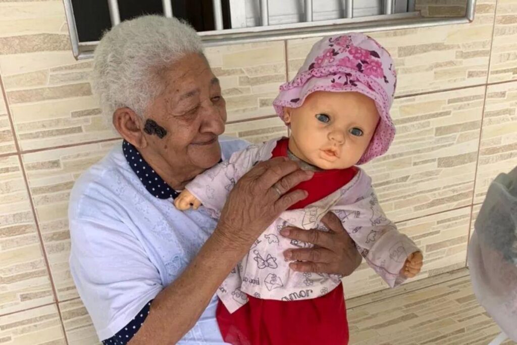 Dona Terezinha vê Cidinha como sua filha e dá todo amor e carinho do mundo para ela!