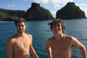 Rafa está com a filha no colo e os cachorros ao lado