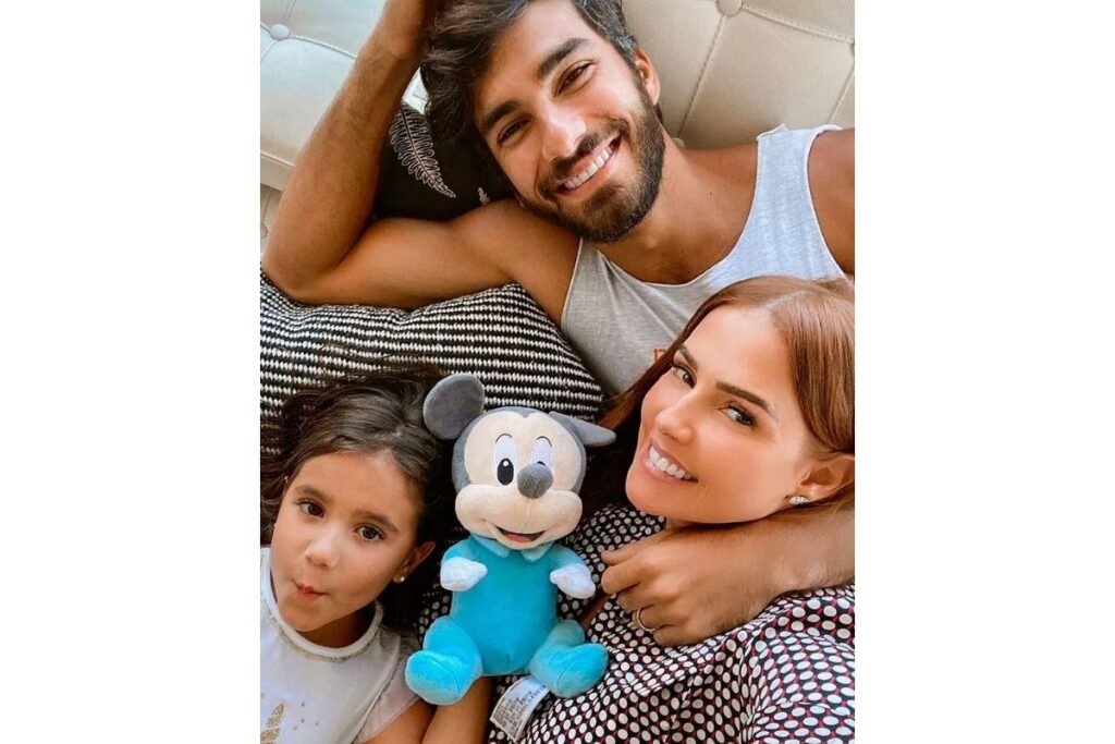 Na Bahia, Deborah Secco e Hugo Moura passeiam de barco com Maria Flor