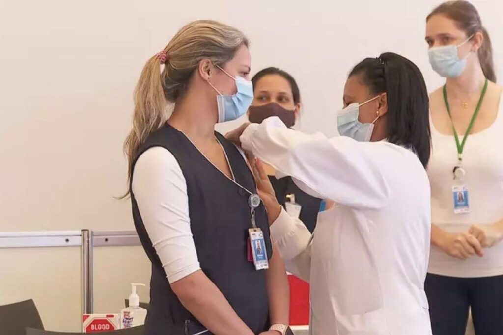 Mais de mil profissionais de saúde já foram vacinados em SP