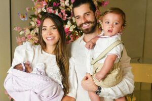 O casal mostrou o rosto da filha pela primeira vez