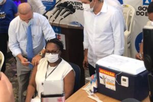 Enfermeira foi a primeira pessoa vacinada na Bahia