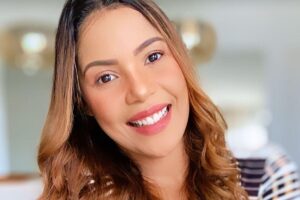 A cantora gospel Amanda Wanessa sofreu um acidente de carro e segue internada