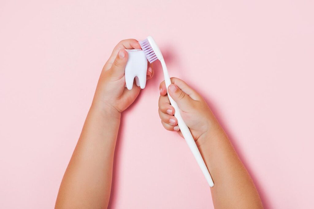 Veja algumas dicas de higiene para bebês e crianças e o que causa o mau hálito no seu filho