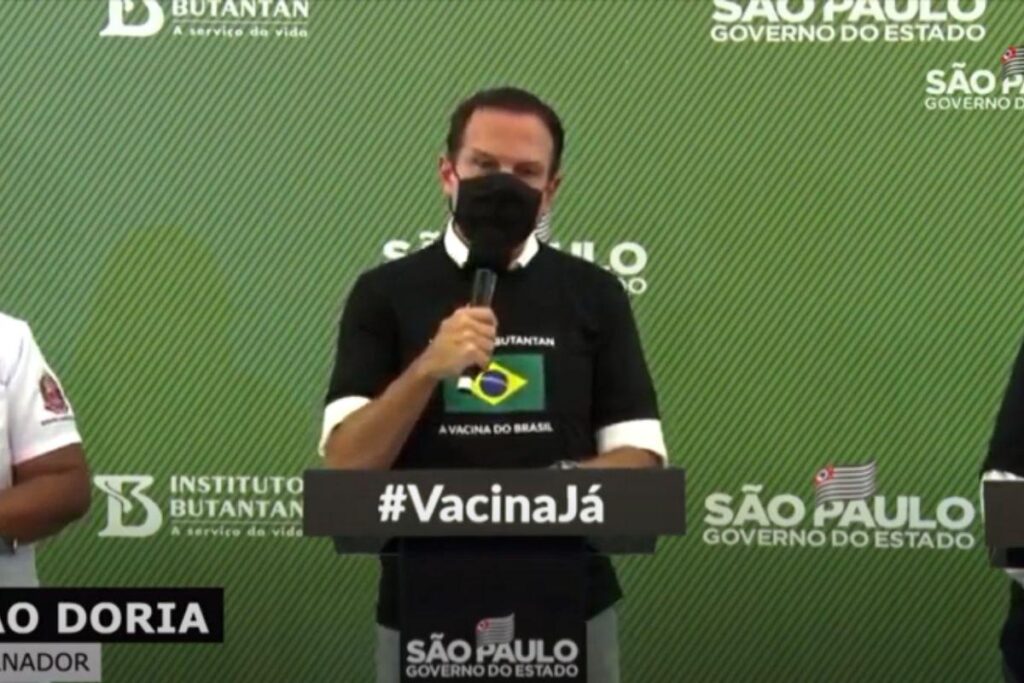 Enfermeira foi vacinada ao vivo