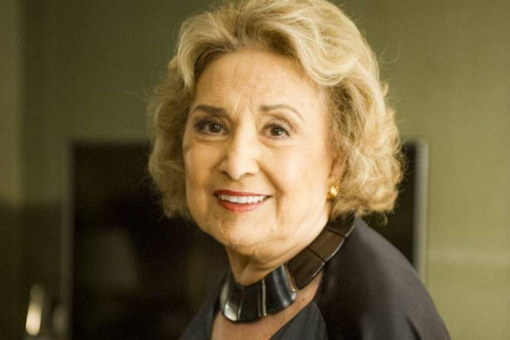 Atriz foi internada com pneumonia e apresenta quadro estável