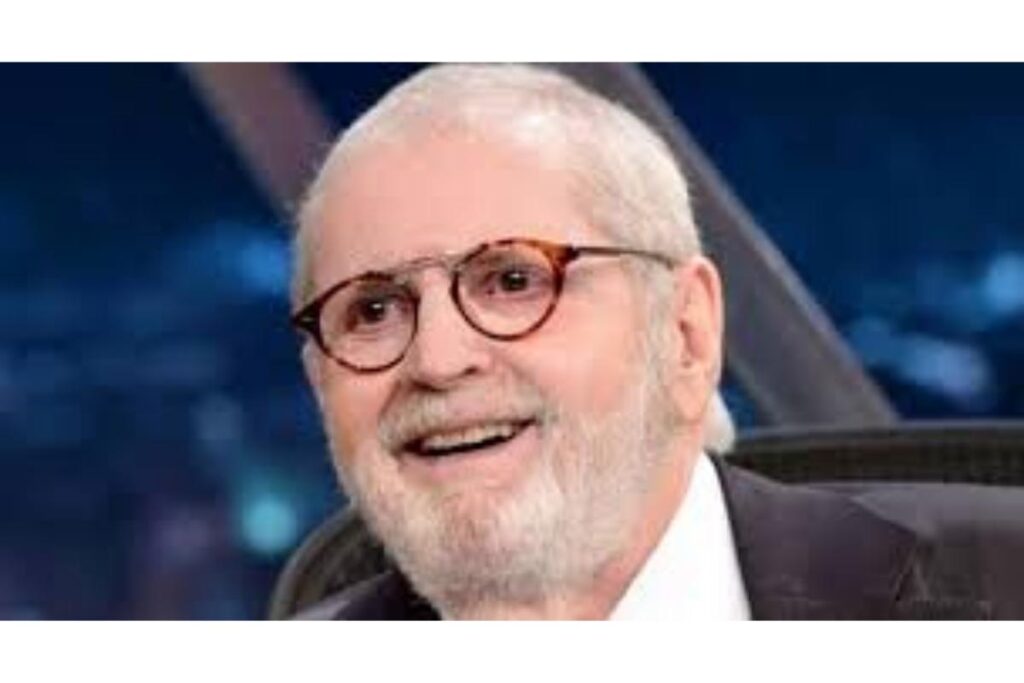 Jô Soares é vacinado contra a Covid-19 no Pacaembu e exibe carteira de vacinação