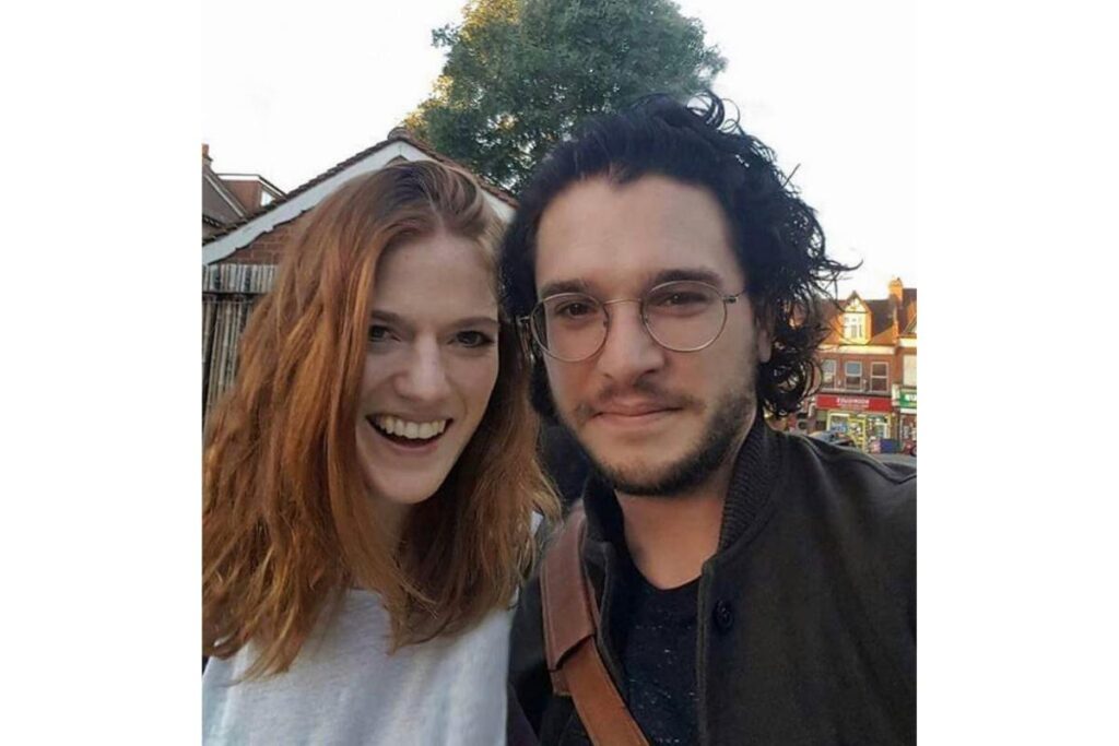 it Harington e Rose Leslie são vistos pela primeira vez com o bebê recém-nascido