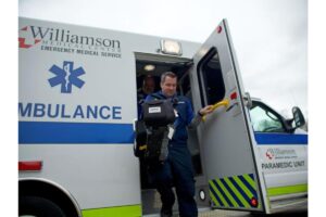 Mãe salva filho de 3 anos, após ele cair na água