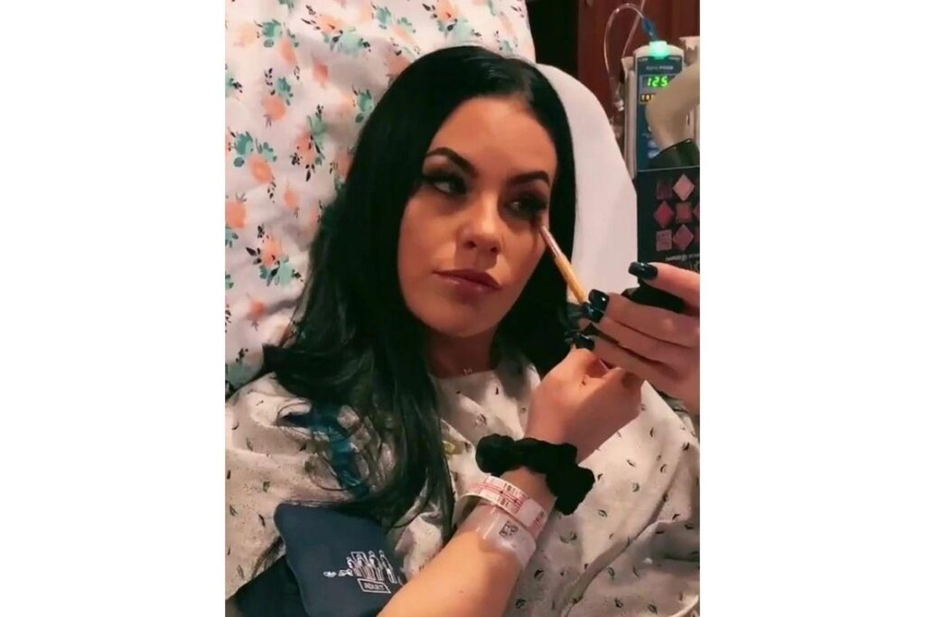 Uma grávida impressionou os internautas ao fazer maquiagem completa durante o parto