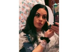 Uma grávida impressionou os internautas ao fazer maquiagem completa durante o parto