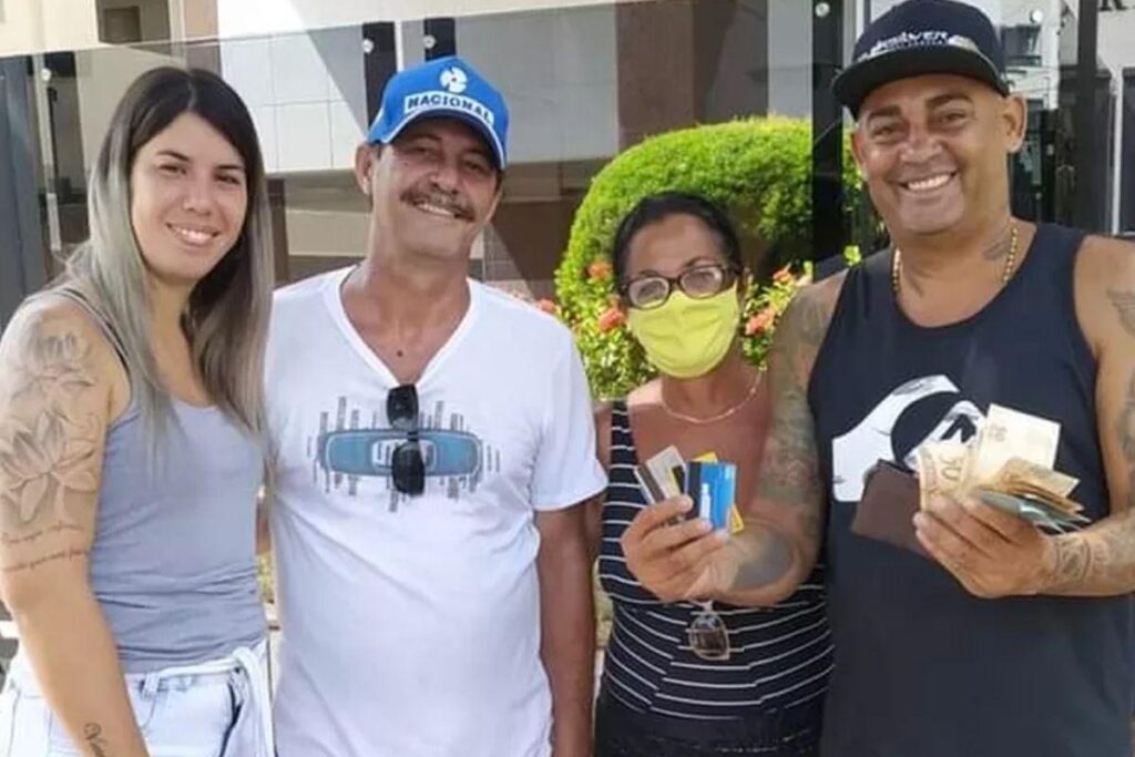 Casal acha carteira