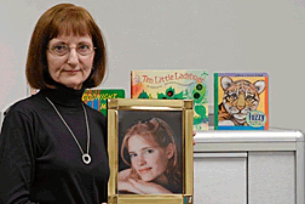 Mulher faz livros infantis em braile e os distribui em todo o mundo