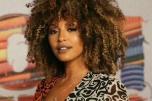 Sharon Menezzes dançou só de biquíni ao lado dos irmãos, Sol e Drayson