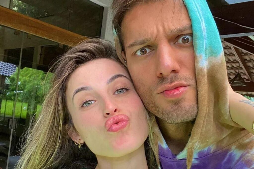 Lorena está grávida do primeiro filho do casal