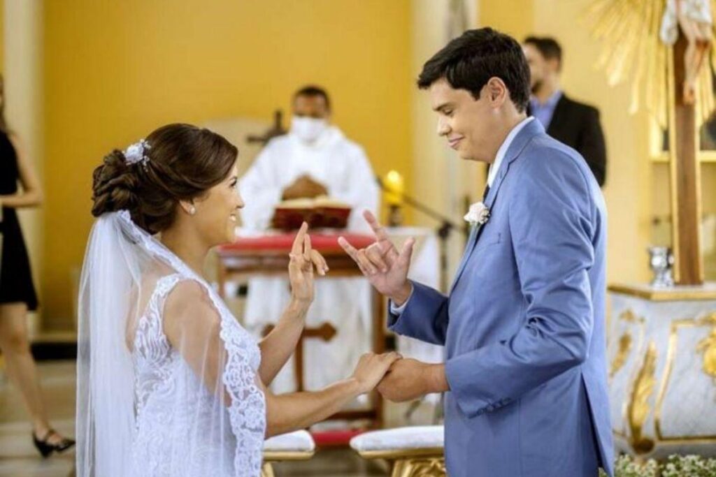 O padre celebrou o casamento em Libras