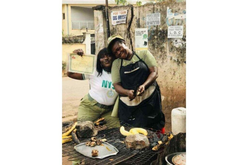 A filha levou o diploma da faculdade para a mãe cozinheira