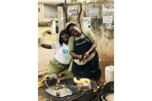 A filha levou o diploma da faculdade para a mãe cozinheira