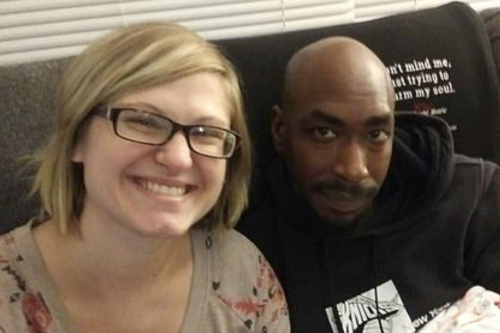 Bebê surda escuta pela primeira vez sua canção de ninar