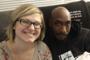 Bebê surda escuta pela primeira vez sua canção de ninar