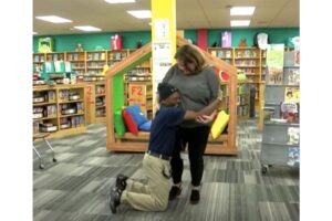 O zelador ganhou um carro dos colegas de trabalho