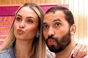 Sarah está conquistando a fama de espiã da casa no BBB21