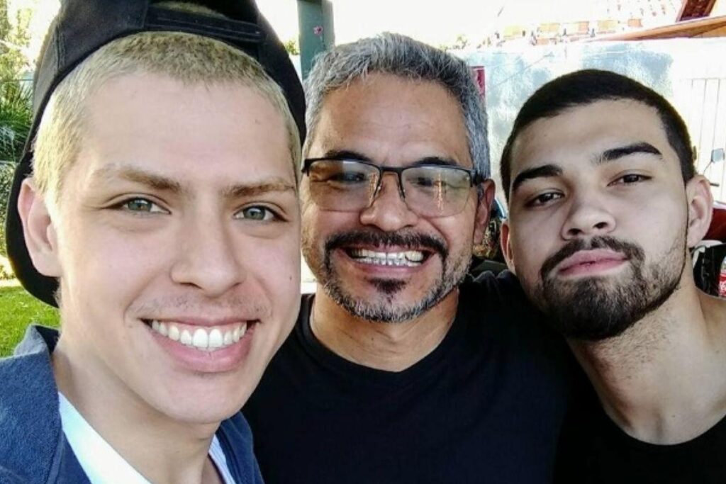 Pai surpreende filho