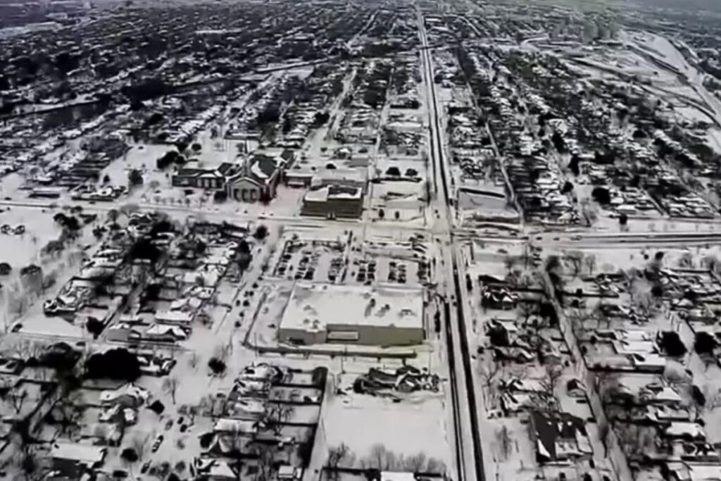 Carros cobertos de neve após tempestade no Texas