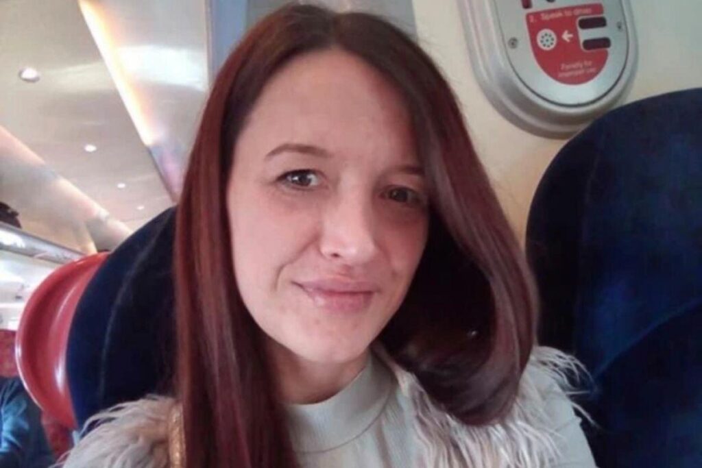 A mãe tem o costume de andar sem roupas dentro de casa