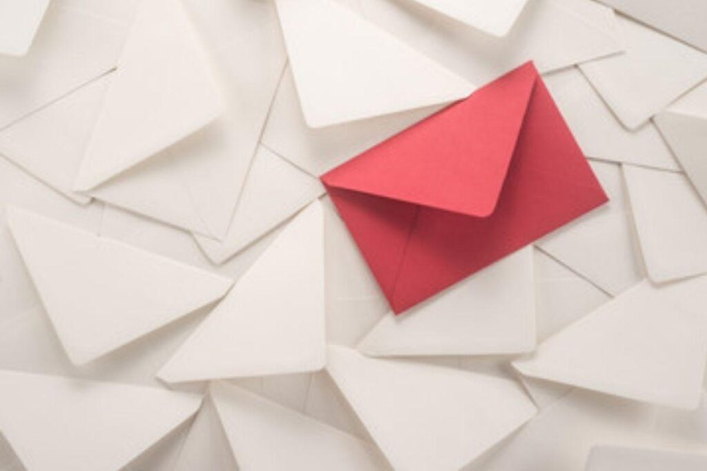 Menina escreve carta para mãe