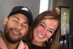 Neymar recebe homenagem da mãe em aniversário